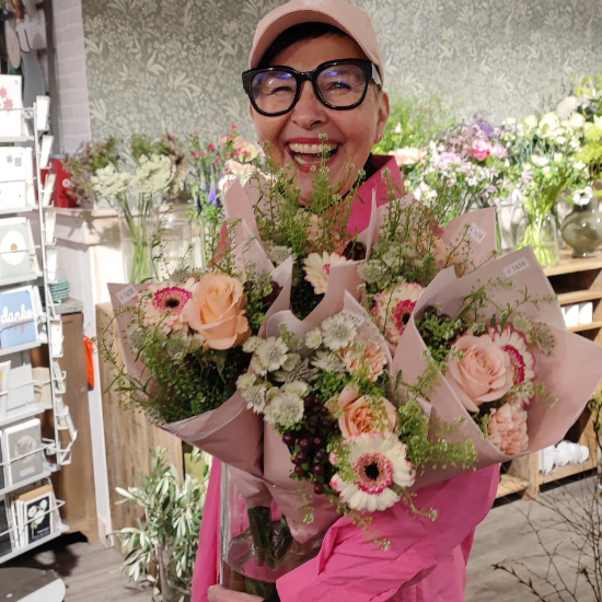 Alexandra Köppler mit Blumen
