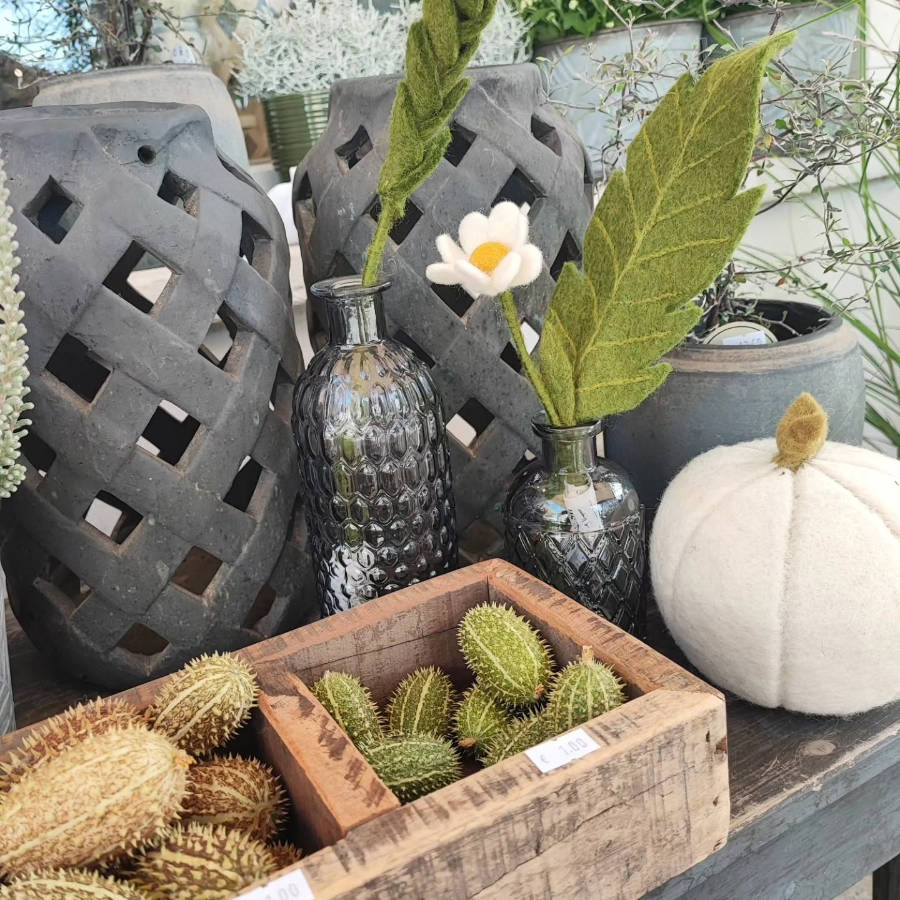 Zwei dunkelgraue Glasvasen mit grünen Filzblättern